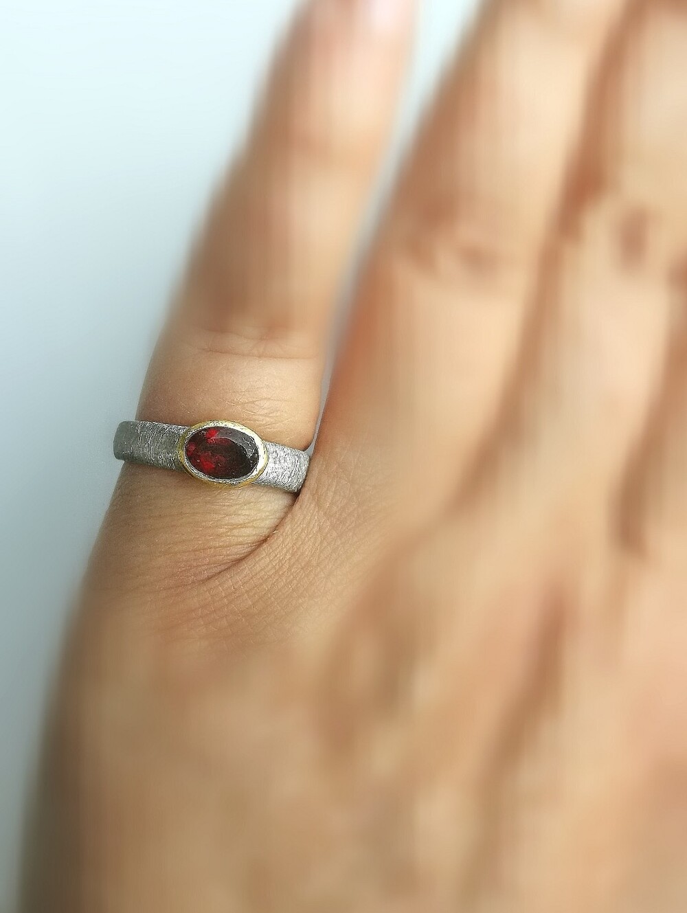 Vintage sterling silver garnet gemstone ring with 14k gold accent size 7 - Picture 5 of 6